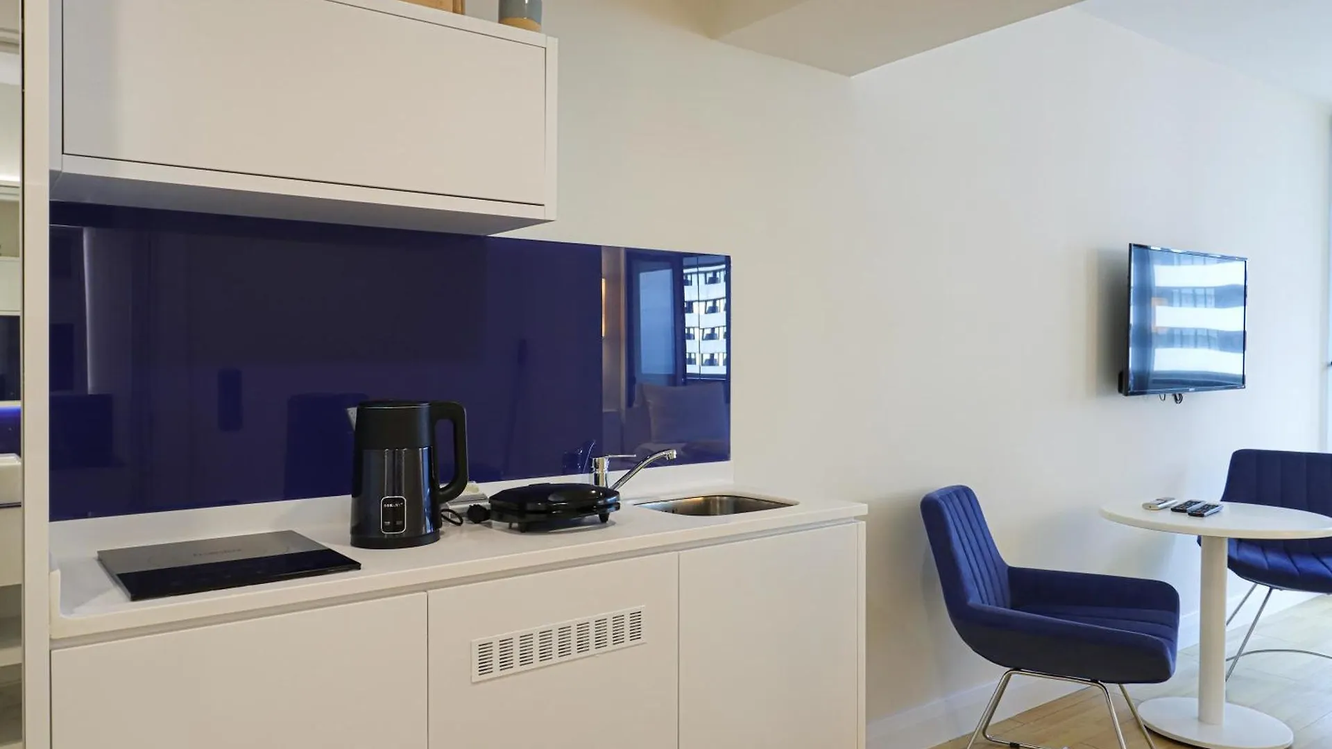 아파트 Studio With Balcony Near The Sea In Batumi - By Wehost